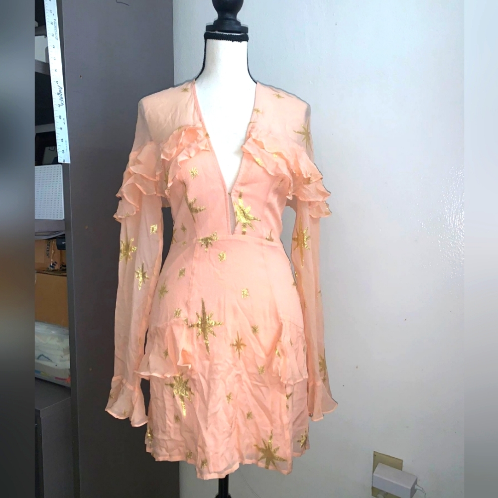 Is a beautifull Dress size S, Brand For Love & Limons.